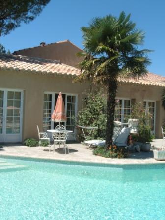 gites  louer en Provence : gites en Provence,  1,4 km de Saint rmy de Provence, face aux Alpilles ; grande piscine ; terrasse ; parking ;  partir de 40 euros la nuit