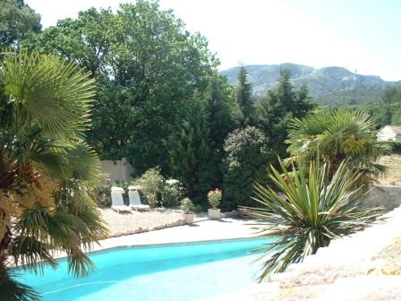 location gites provence : gites en Provence, à 1,4 km de Saint rémy de Provence, face aux Alpilles ; grande piscine ; terrasse ; parking ; à partir de 40 euros la nuit