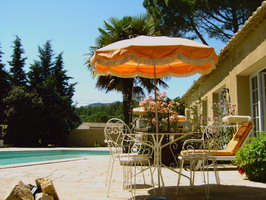 gites de France : gites en Provence, à 1,4 km de Saint rémy de Provence, face aux Alpilles ; grande piscine ; terrasse ; parking ; à partir de 40 euros la nuit